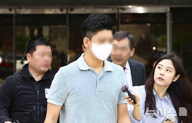 [서울=뉴시스] 김근수 기자 = 마약 투약 혐의를 받는 이철규 국민의힘 의원 아들 이 모씨가 지난 4월 23일 서울 서초구 서울중앙지방법원에서 구속 전 피의자심문(영장실질심사)을 마치고 청사 밖으로 나서고 있다. 이씨는 지난해 10월 29일 이른바 '던지기' 수법으로 서울 서초구 한 건물의 화단에 묻힌 액상 대마를 찾으려다 미수에 그친 혐의로 경찰에 검거됐다. 이씨는 체포 직후 간이 시약 검사에서 음성 반응을 보였으나 이후 국립과학수사연구원 감정 결과 이씨의 모발에서 대마 양성 반응이 나온 것으로 알려졌다. 2025.04.23. ks@newsis.com