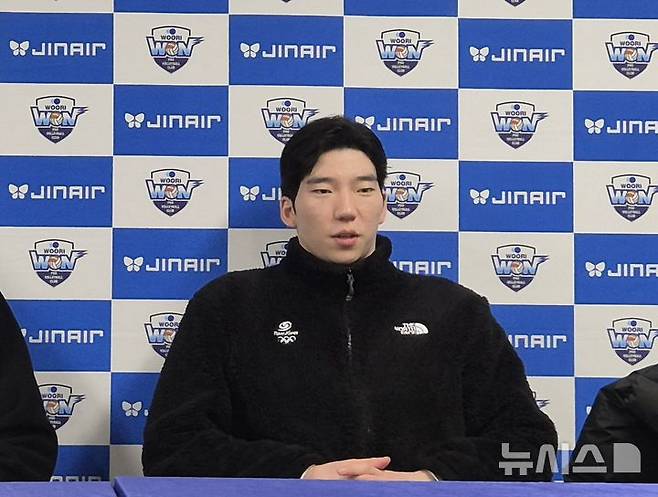 [서울=뉴시스] 문채현 기자 = 남자배구 현대캐피탈의 허수봉이 26일 서울 장충체육관에서 열린 진에어 2025~2026 V-리그 남자부 우리카드와의 경기에서 승리한 뒤 취재진과 인터뷰를 하고 있다. 2025.11.26. dal@newsis.com