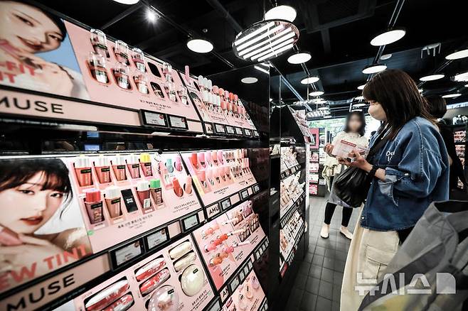 [서울=뉴시스] 정병혁 기자 =지난 5월 27일 서울 중구 명동에 위치한 화장품 매장을 찾은 외국인 여행객들이 화장품을 살펴보고 있다.  2025.11.27. jhope@newsis.com