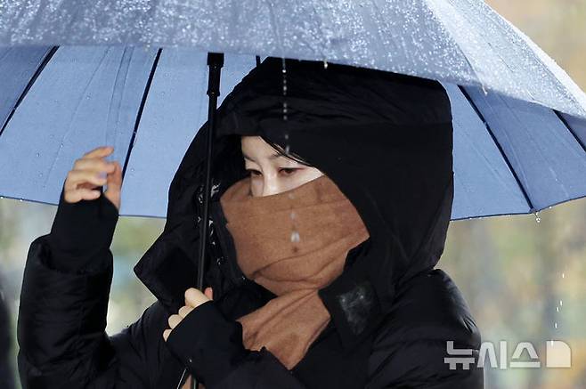 [서울=뉴시스] 조성우 기자 = 음주운전 및 불법숙박업 혐의로 1심에서 벌금형을 선고받은 문재인 전 대통령의 딸 문다혜 씨가 27일 서울 마포구 서울서부지방법원에서 열린 항소심 1차 공판기일에 출석하고 있다. 2025.11.27. xconfind@newsis.com