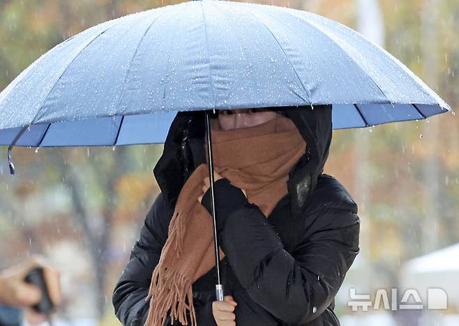 [서울=뉴시스] 조성우 기자 = 음주운전 및 불법숙박업 혐의로 1심에서 벌금형을 선고받은 문재인 전 대통령의 딸 문다혜 씨가 27일 서울 마포구 서울서부지방법원에서 열린 항소심 1차 공판기일에 출석하고 있다. 2025.11.27. xconfind@newsis.com