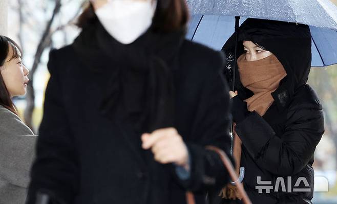 [서울=뉴시스] 조성우 기자 = 음주운전 및 불법숙박업 혐의로 1심에서 벌금형을 선고받은 문재인 전 대통령의 딸 문다혜 씨가 27일 서울 마포구 서울서부지방법원에서 열린 항소심 1차 공판기일에 출석하고 있다. 2025.11.27. xconfind@newsis.com