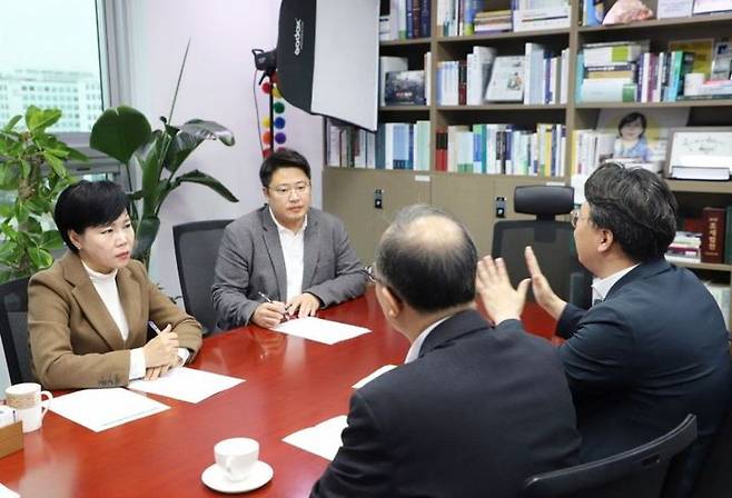 [서울=뉴시스] 전현희 더불어민주당 의원이 27일 국회에서 윤진환 국토교통부 철도국장 등과 만나 공사비 부족으로 첫삽도 뜨지 못하고 표류 중인 수도권광역급행철도(GTX)-C 사업 정상화를 촉구하고 있다. 2025.11.27. (사진=전현희 의원실 제공) photo@newsis.com *재판매 및 DB 금지