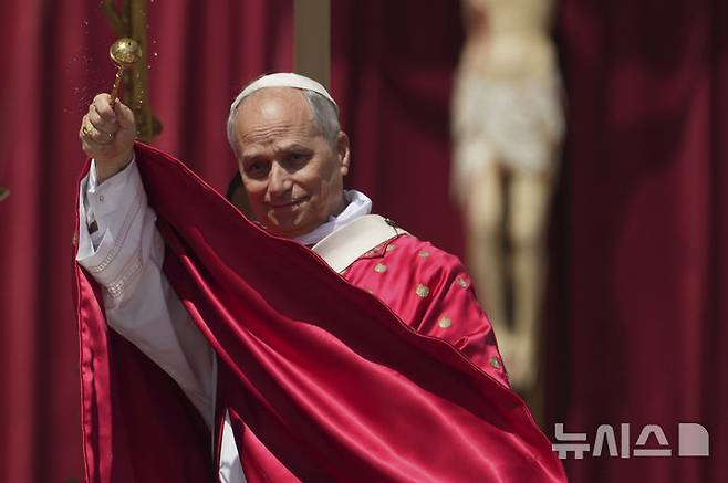 [바티칸=AP/뉴시스] 레오 14세 교황 이 8일(현지 시간) 성령 강림 대축일을 맞아 바티칸 성베드로 광장에서 열린 미사에서 성수를 뿌리고 있다. 2025.06.08.