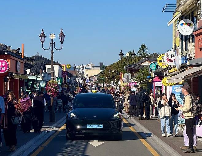 [대구=뉴시스] 정재익 기자 = APEC 정상회의 주간 첫날인 27일 경북 경주시 황리단길이 외국인 관광객들로 북적이고 있다. 2025.10.27. jjikk@newsis.com *재판매 및 DB 금지