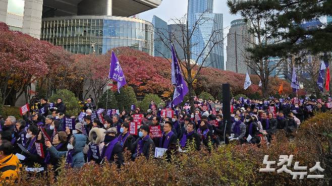 한국기독교장로회 총회가 주관한 '민주와 헌정질서 보호를 위한 긴급 시국기도회'가 서울 영등포구 여의도 국회 앞에서 진행되고 있다. 정용현 기자