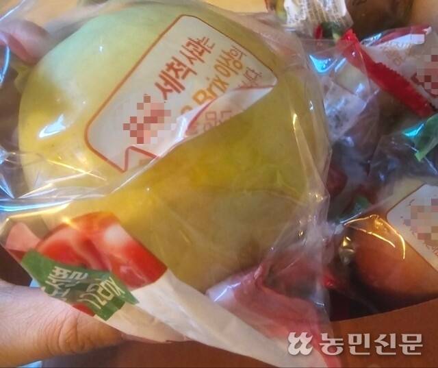 기자가 배송받은 착색이 고르지 않은 ‘홍로’.