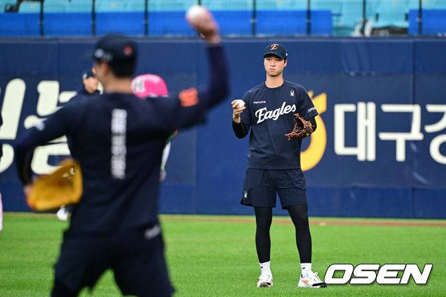 [OSEN=대구, 조은정 기자]22일 대구 삼성라이온즈파크에서 2025 신한 SOL Bank KBO리그 포스트시즌 플레이오프 4차전 삼성 라이온즈와 한화 이글스의 경기가 열린다. 한화 엄상백이 훈련을 하고 있다. 2025.10.22 /cej@osen.co.kr