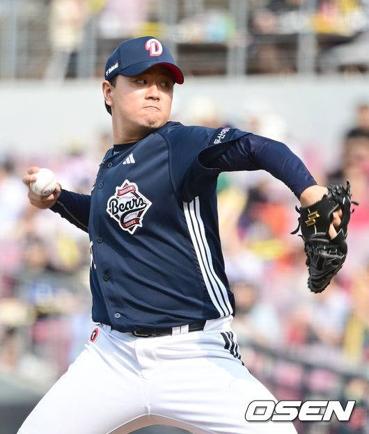 [OSEN=광주, 김성락 기자] 17일 오후 광주 북구 기아챔피언스필드에서 ‘2025 신한 SOL Bank KBO리그’ KIA 타이거즈와 두산 베어스의 더블헤더 1차전 경기가 열렸다.더블헤더 1차전 홈팀 KIA는 네일, 원정팀 두산은 콜어빈을 선발로 내세웠다.6회말 2사 1, 2루 두산 이영하가 마운드에 올라 힘차게 공을 뿌리고 있다. 2025.05.17 / ksl0919@osen.co.kr