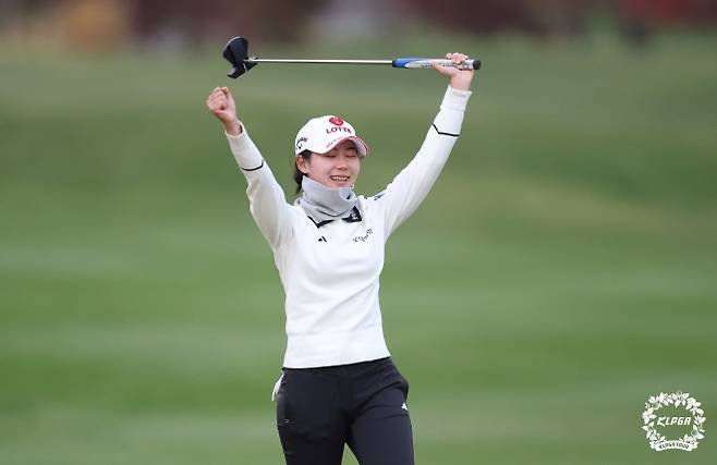 대보 하우스디 챔피언십 우승한 황유민 - 대보 하우스디 챔피언십 우승한 황유민     (서울=연합뉴스) 황유민이 9일 경기도 파주 서원힐스 컨트리클럽(파72·6천556야드)에서 열린 KLPGA 투어 대보 하우스디 챔피언십(총상금 10억원) 대회에서 우승한 뒤 기뻐하고 있다.  2025.11.9 [KLPGA 제공. 재판매 및 DB 금지]     photo@yna.co.kr (끝)   <저작권자(c) 연합뉴스, 무단 전재-재배포, AI 학습 및 활용 금지>