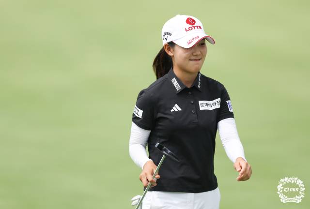 퍼팅을 마치고 그린을 벗어나고 있는 황유민. 사진 제공=KLPGA