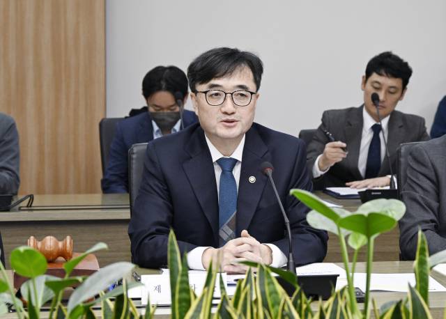 임기근 기획재정부 차관이 27일 서울 영등포구 한국수출입은행에서 열린 '제11차 재정사업평가위원회'를 주재하고 있다. 연합뉴스.