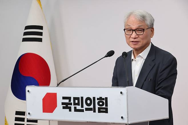 여상원 국민의힘 윤리위원장이 11월3일 서울 여의도 국민의힘 중앙당사에서 브리핑을 하고 있다.ⓒ연합뉴스&nbsp;