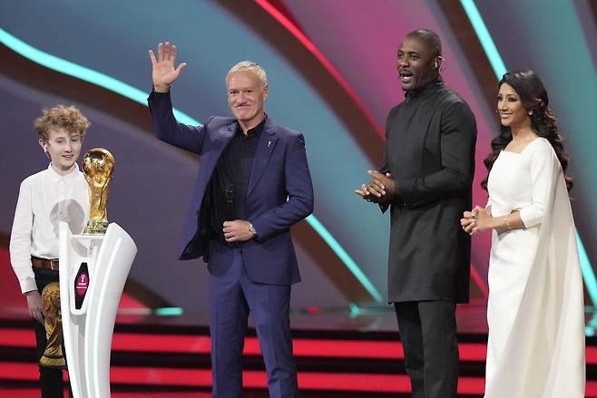 북중미월드컵은 3개국 16개 도시에서 열리기 때문에 이동 거리가 길고 시차도 발생한다. 짧으면 1시간이 걸리지만 길게는 6시간 이상 비행해야하는 북중미 동서횡단이 불가피할 것으로 보인다. 사진은 2022년 4월2일 카타르 도하에서 열린 카타르월드컵 조 추첨식에 참여한 디디에 데샹 프랑스대표팀 감독(왼쪽 2번째). AP뉴시스