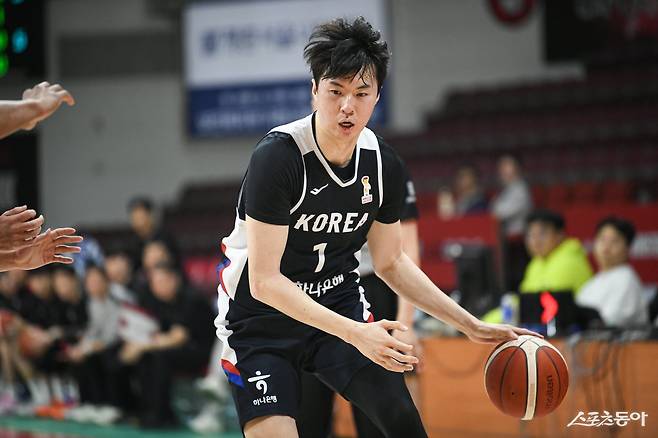 남자농구대표팀 이현중이 25일 안양정관장아레나에서 열린 연습경기 도중 돌파를 시도하고 있다.  사진제공｜점프볼