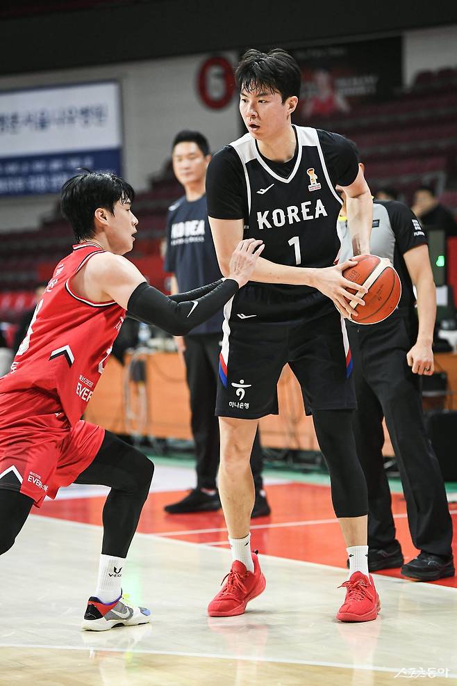 남자농구대표팀 이현중이&nbsp;25일 안양정관장아레나에서 열린 연습경기 도중 공격을 시도하고 있다.&nbsp;사진제공｜점프볼