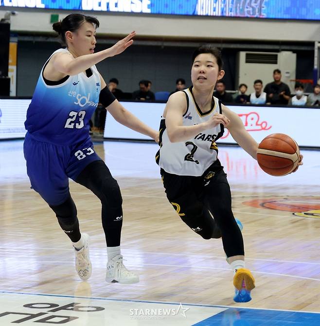 [한번에쓱] '역전에 역전에 버저비터 역전까지' 박지수 빠진 WKBL 신한-KB 이슬대첩