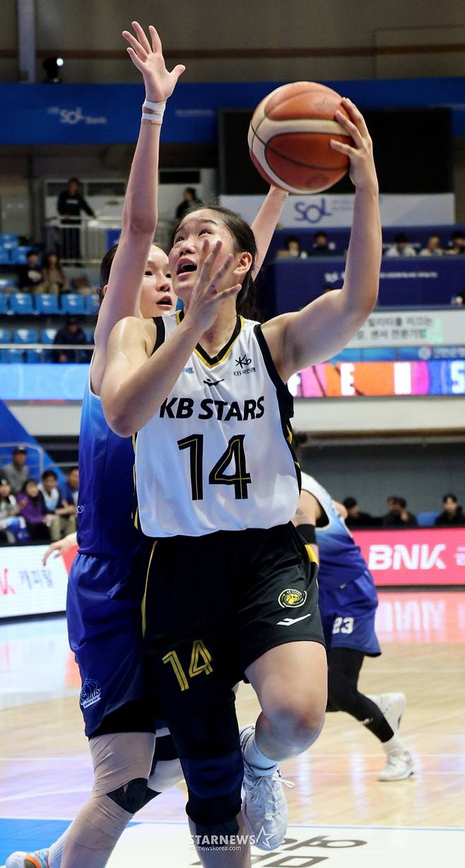 [한번에쓱] '역전에 역전에 버저비터 역전까지' 박지수 빠진 WKBL 신한-KB 이슬대첩
