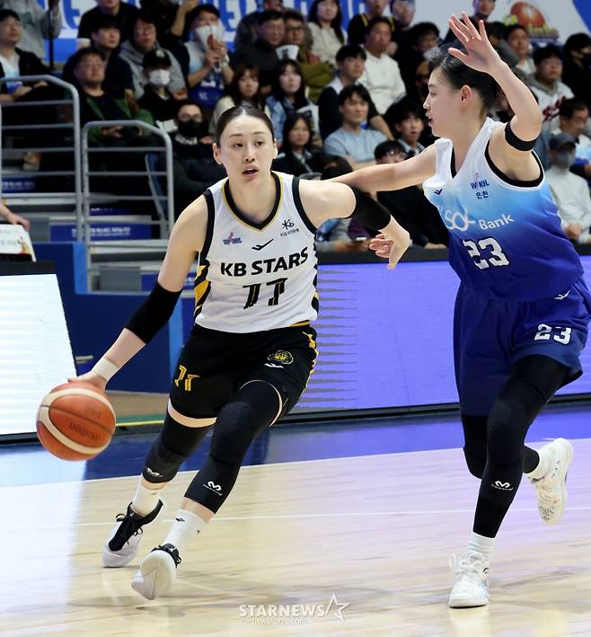 [한번에쓱] '역전에 역전에 버저비터 역전까지' 박지수 빠진 WKBL 신한-KB 이슬대첩