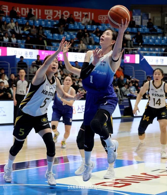 [한번에쓱] '역전에 역전에 버저비터 역전까지' 박지수 빠진 WKBL 신한-KB 이슬대첩