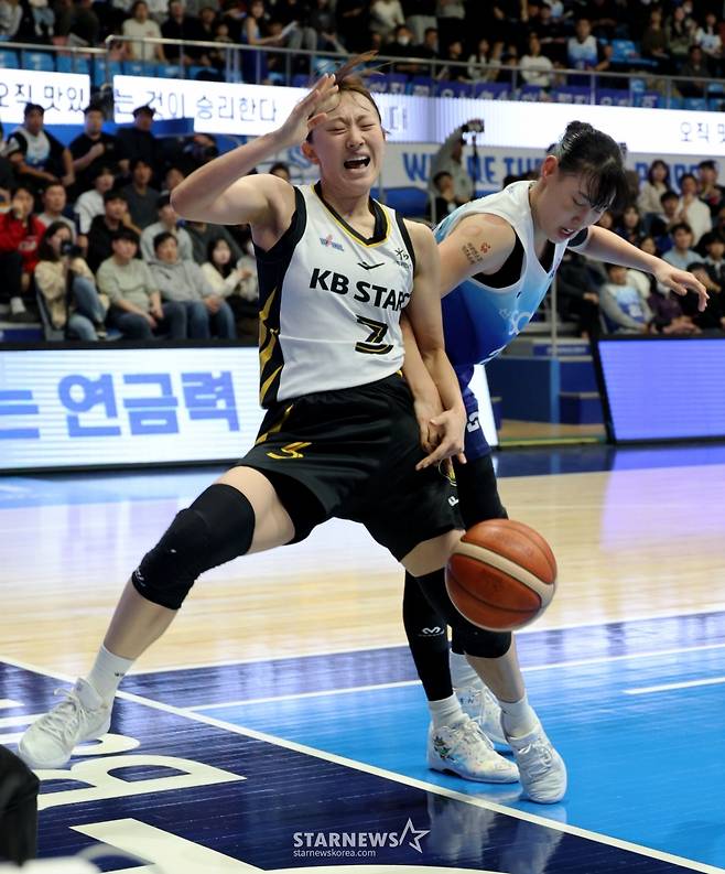 [한번에쓱] '역전에 역전에 버저비터 역전까지' 박지수 빠진 WKBL 신한-KB 이슬대첩