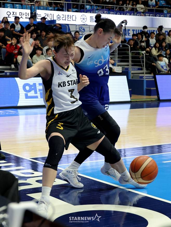 [한번에쓱] '역전에 역전에 버저비터 역전까지' 박지수 빠진 WKBL 신한-KB 이슬대첩