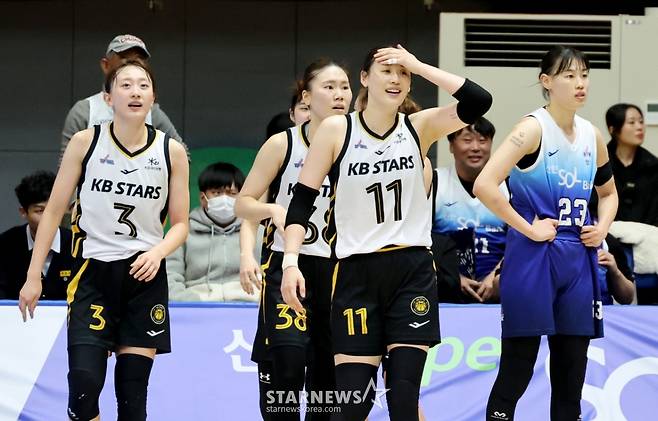 [한번에쓱] '역전에 역전에 버저비터 역전까지' 박지수 빠진 WKBL 신한-KB 이슬대첩