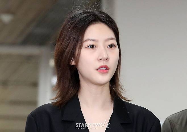 (서울=뉴스1) = 배우 김새론이 16일 자택에서 숨진 채 발견됐다. 서울 성동경찰서는 김씨가 이날 오후 5시경 서울 성동구 소재 자택에서 숨진 채 발견됐다고 밝혔다. 김새론은 지난 2022년 5월 음주운전을 하다 가로수, 변압기 등을 들이받고 도주하는 사고를 내 벌금 2000만원을 확정 받았다. 이후 2년 간 활동을 중단하고 자숙해 왔다.  사진은 김 씨가 지난 23년 4월 5일 서울중앙지법에서 열린 도로교통법 위반(음주운전) 등 혐의 1심 선고 공판에 출석하는 모습. (뉴스1 DB. 재판매 및 DB 금지) 2025.2.16/뉴스1  ※ 우울감 등 말하기 어려운 고민이 있거나 주변에 이런 어려움을 겪는 가족·지인이 있을 경우 자살예방 상담전화 ☎1393, 정신건강 상담전화 ☎1577-0199, 희망의 전화 ☎129, 생명의 전화 ☎1588-9191, 청소년 전화 ☎1388, 청소년 모바일 상담 '다 들어줄 개' 앱, 카카오톡 등에서 24시간 전문가의 상담을 받을 수 있습니다.  Copyright (C) 뉴스1. All rights reserved. 무단 전재 및 재배포,  AI학습 이용 금지. /사진=(서울=뉴스1)