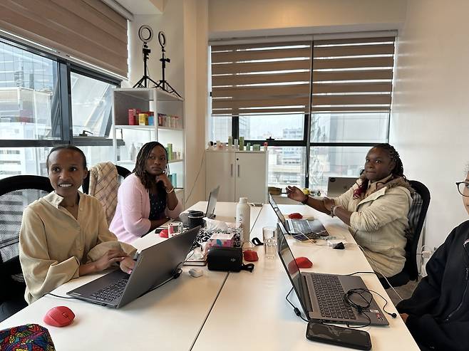 지난 8월 케냐 나이로비에서 MZ여성들과 인터뷰하는 모습  [김성진 촬영]