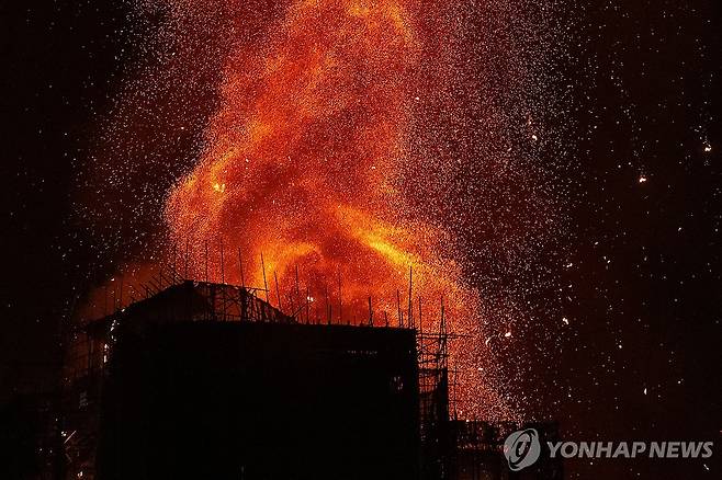 홍콩 고층 아파트 화재참사 불길 (홍콩=AP 연합뉴스) 지난 26일 오후 홍콩 북부 타이포 구역의 고층 아파트단지에서 불이 나 일대에 붉은 연기가 번지고 있다. 2025.11.27