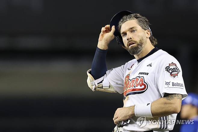 케이브 '집념 봤어?' (서울=연합뉴스) 서대연 기자 = 28일 서울 잠실야구장에서 열린 프로야구 2025 신한 SOL 뱅크 KBO리그 삼성 라이온즈와 두산 베어스의 경기.
    9회말 2사 2루 두산 케이브가 스트라이크 낫아웃 폭투 상황에서 1루에 안착한 뒤 더그아웃을 바라보고 있다. 2025.8.28 dwise@yna.co.kr