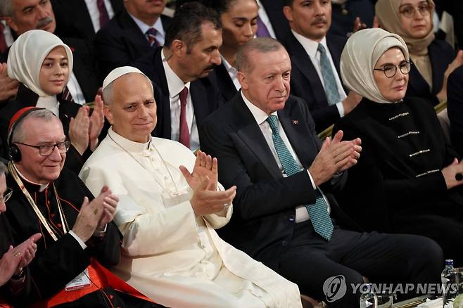 교황과 튀르키예 대통령 튀르키예 대통령 (앙카라 AFP=연합뉴스) 27일(현지시간) 교황 레오 14세(왼쪽 흰색 옷)가 튀르키예에서 열린 환영 행사에서 레제프 타이이프 에르도안 튀르키예 대통령(가운데) 옆에 앉아 박수를 치고 있다. 2025.11.27 photo@yna.co.kr