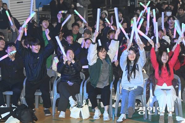 학생들이 공연을 즐기며 스트레스를 풀고 있다. 2025.11.27 /최은성기자 ces7198@kyeongin.com