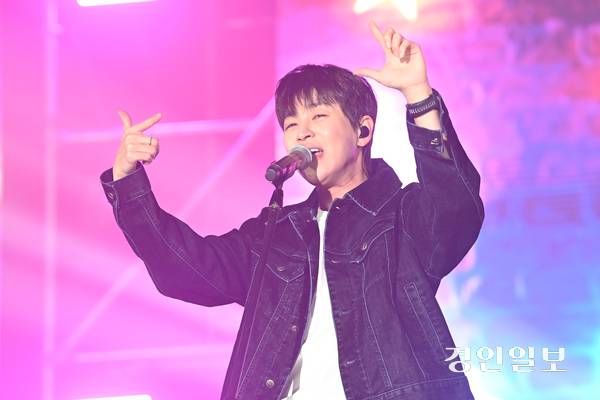 가수 딘딘이 푸른별 콘서트 무대에서 열창하고 있다. 2025.11.27 /최은성기자 ces7198@kyeongin.com