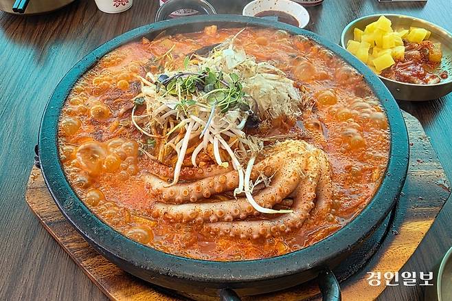 자작한 국물이 졸아들며 더 깊고 진한 풍미를 내는 돌짬뽕. /황성규기자 homerun@kyeongin.com
