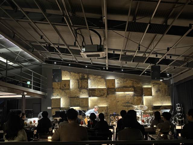 지난 9일 베리어스 재즈클럽에서 영국 출신의 재즈계에서 급부상 중인 기타리스트 톰 올렌도프가 이곳에서 첫 내한 투어의 마지막 공연을 가졌다. 최현정 기자