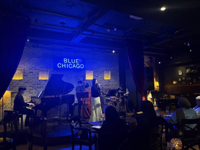 지난 22일 블루시카고에서는 재즈밴드 팀 코튼이 무대에 올랐다. 관객석에는 호텔 투숙객부터 외국인 관객들도 자리했다. 최현정 기자