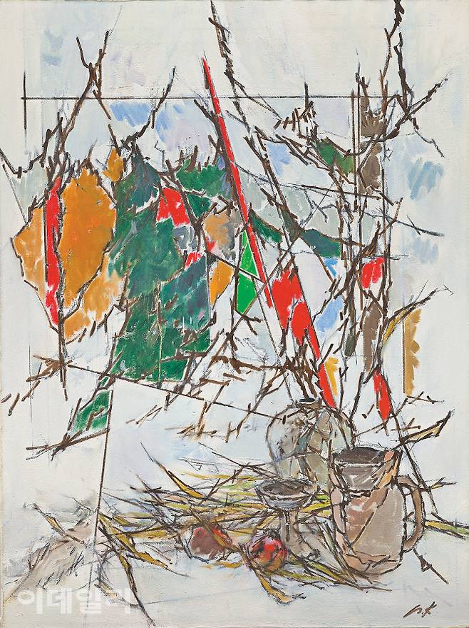 김병기의 ‘숲과 정물’(1987). 초기 추상작업을 지나 형상·비형상이 공존하던 시기의 작품이다. 하단에 구상인 정물, 상단에 추상인 형체를 동시에 드러내고 있지만 날카로운 선의 표현, 조화로운 색채의 활용 등에 일관성을 가져 전체적으로 이질감이 없다. 정물이란 일상 소재와 맞물린 작가의 추상화는 삶과 괴리되지 않는 현실에 대한 관심을 꾸준히 반영해냈다. 캔버스에 유화 물감, 121.5×90.3㎝. 국립현대미술관(이건희컬렉션) 소장.