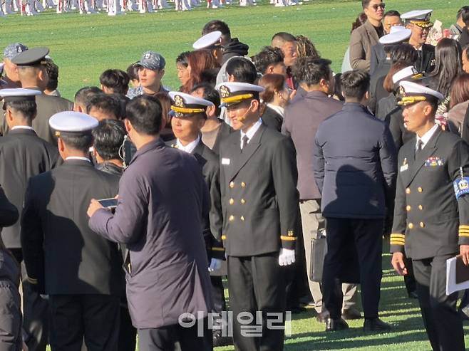 이재용 삼성전자 회장의 장남 이지호(24)씨가 28일 해군 사관후보생 임관식을 진행하며 동기 후보생과 기념사진을 찍고 있다. (사진=박원주 기자)