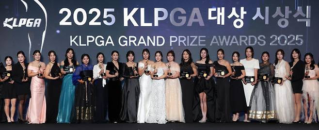 2025 KLPGA 대상 시상식 수상자들이 기념촬영을 하고 있다. (사진=연합뉴스)