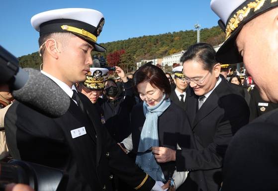 오늘(28일) 오후 경남 창원시 진해구 해군사관학교 연병장에서 열린 제139기 해군·해병대 사관후보생 수료 및 임관식에서 이재용 삼성전자 회장과 홍라희 리움미술관 명예관장이 이지호 신임 소위에게 계급장을 달아주고 있다. 〈사진=연합뉴스〉