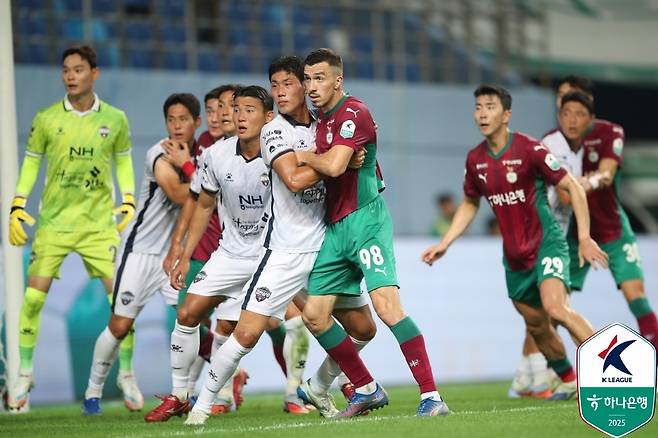 K리그1 2위 자리를 두고 격돌하는 대전 하나시티즌과 김천 상무. (한국프로축구연맹 제공)