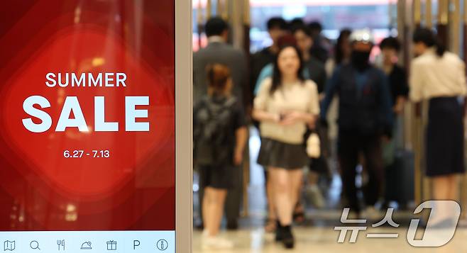 백화점 3사가 여름 휴가철을 앞두고 정기 세일에 돌입한 27일 오전 서울 중구 롯데백화점 본점에서 고객들이 개점 시간에 맞춰 입장하고 있다. 2025.6.27/뉴스1 ⓒ News1 오대일 기자