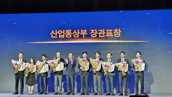 전태연 알테오젠 부사장(오른쪽에서 세번째)과 수상자들이 기념사진을 찍고 있다.(알테오젠 제공)/뉴스1