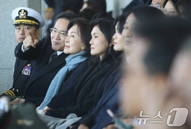 이재용 삼성전자 회장이 28일 경남 창원시 진해구 해군사관학교 연병장에서 열린 제139기 해군·해병대 사관후보생 수료 및 임관식에 홍라희 삼성미술관 리움 명예관장, 이서현 삼성물산 사장과 함께 참석해 자리하고 있다. 2025.11.28/뉴스1 ⓒ News1 윤일지 기자