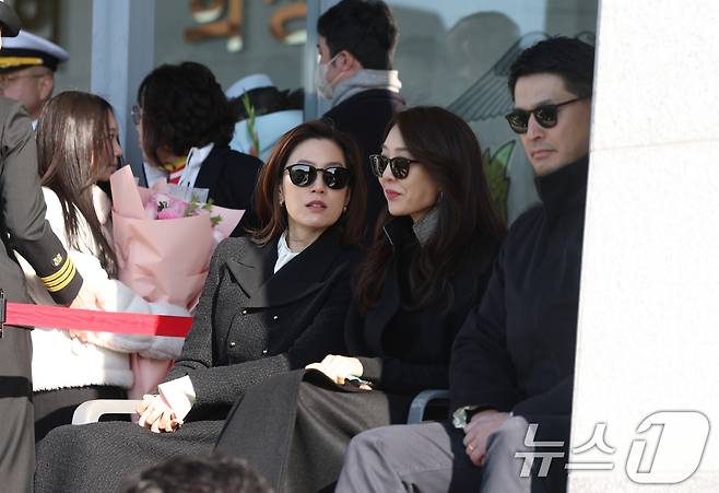 모친인 대상 임세령 부회장과 이모인 대상 임상민 부사장이 28일 경남 창원시 진해구 해군사관학교 연병장에서 열린 제139기 해군·해병대 사관후보생 수료 및 임관식을 참관하고 있다. (공동취재) 2025.11.28/뉴스1 ⓒ News1 윤일지 기자