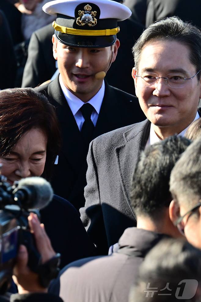 28일 경남 진해 해군사관학교에서 열린 제139기 사관후보생 임관식에서 이지호 소위가 아버지 이재용 삼성전자 회장과 할머니 홍라희 전 삼성미술관 리움 관장을 만나 즐거워 하고 있다. (공동취재) 2025.11.28/뉴스1 ⓒ News1 윤일지 기자