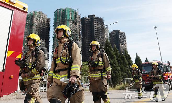 소방대원들이 28일(현지시간) 홍콩 북부 타이포의 '왕 푹 코트'(Wang Fuk Court) 아파트 단지 대형 화재를 완진한 뒤 이동하고 있다. 2025.11.28/뉴스1 ⓒ News1 권현진 기자