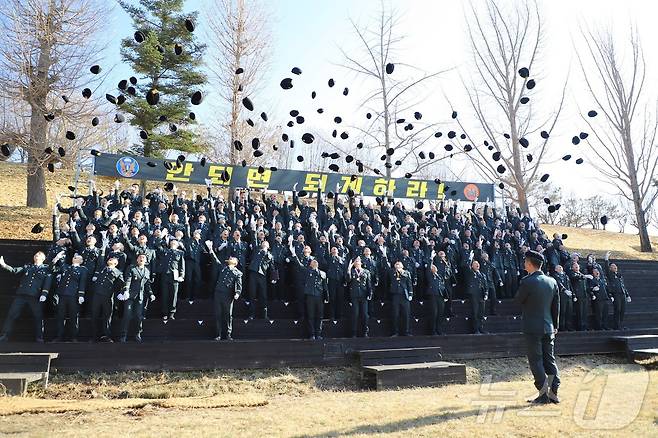 육군 특수전학교가 28일 특전사의 미래를 이끌어 갈 140명의 신임 특전부사관들에 대한 임관식을 개최했다. 이날 임관한 특전부사관들은 16주간 강도 높은 훈련을 이겨내고 전천후 임무수행이 가능한 특전부사관으로 다시 태어났다.(특수전학교 제공) ⓒ News1 김평석 기자