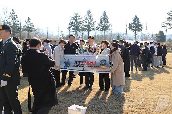 육군 특수전학교가 28일 특전사의 미래를 이끌어 갈 140명의 신임 특전부사관들에 대한 임관식을 개최했다. 이날 임관한 특전부사관들은 16주간 강도 높은 훈련을 이겨내고 전천후 임무수행이 가능한 특전부사관으로 다시 태어났다.(특수전학교 제공) ⓒ News1 김평석 기자